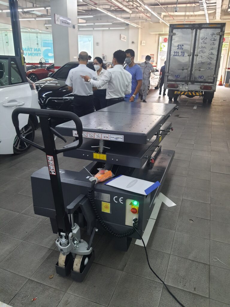 Bàn nâng cắt kéo di động 1.2 tấn chuyên dùng nâng hạ PIN xe điện
