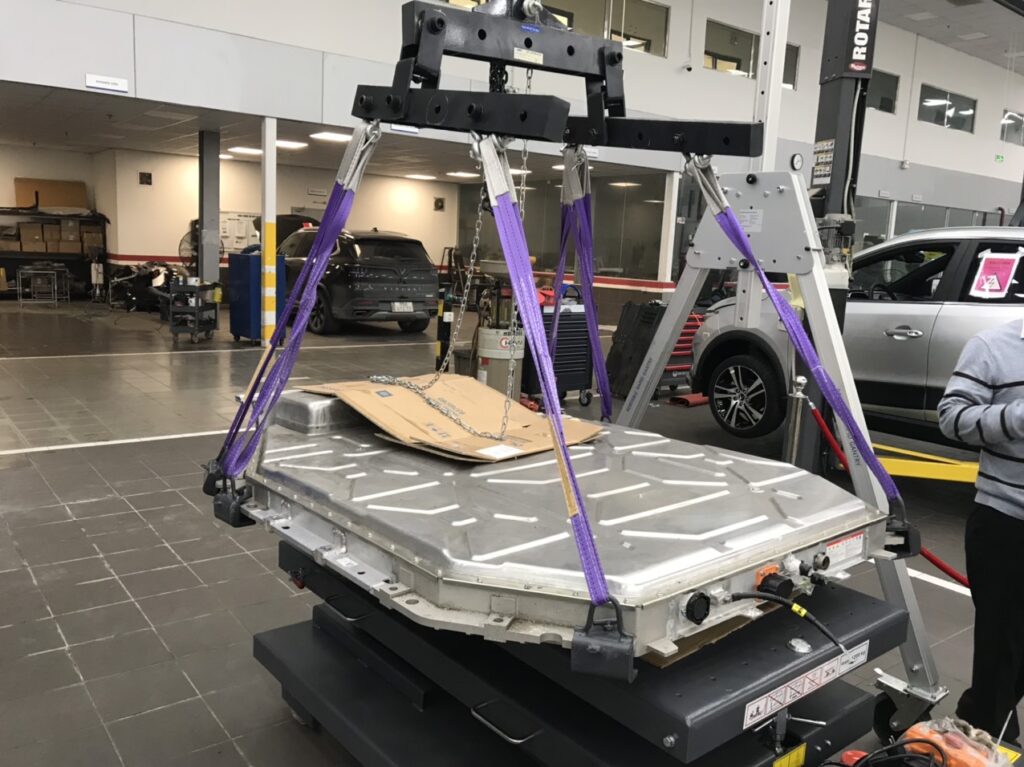 Bàn nâng cắt kéo di động 1.2 tấn chuyên dùng nâng hạ PIN xe điện